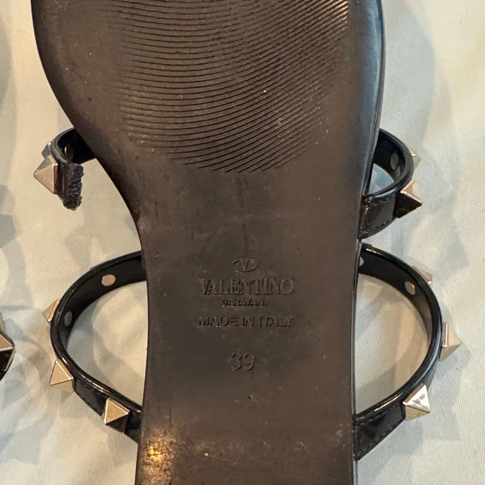 Valentino Garavani Rockstud T-Strap Flat Slide Sandals